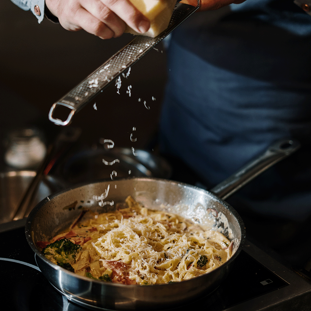 Plat de pâtes parsemées de fromage râpé