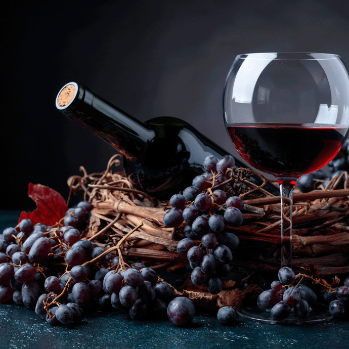 image d'une bouteille de vin rouge avec des grappes de raisin