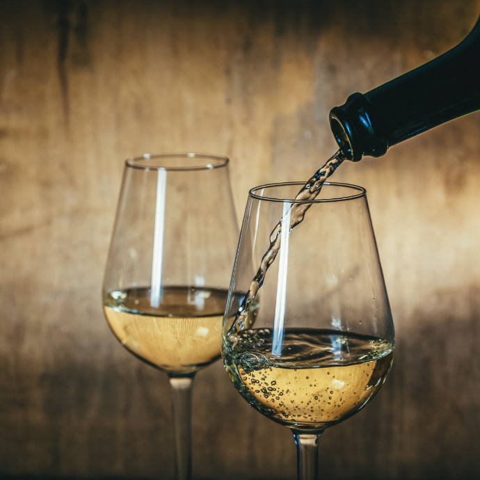 image du service de verres de vin blanc