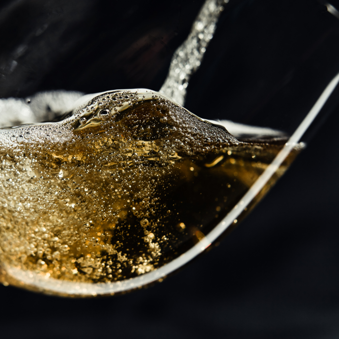 image du service d'un verre de vin blanc