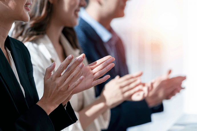 image de personnes en train d'applaudir pour montrer notre mission enchanter